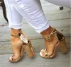 Nowy projekt kobiet mody podglądacza róło złota masywny pasek kostki patent skórzany gęste obcasowe sandały sukienki buty