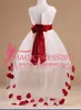 2012 dernières robes de fille de fleur de style designer modèles en col en V sans manches haut bas rose ceinture robe de fille de fleur blanche avec des pétales rouges