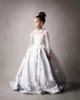 Yeni Prenses Fildişi Kızlar Pageant Elbiseler Uzun Kollu El Yapımı Çiçekler Illusion Sweep Tren Kızlar Pageant Elbiseler Juniors için Geri Aç Geri