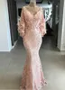 Yousef Aljasmi 2020 robes de soirée col en V dentelle appliquée rose plume sirène robes de bal manches longues balayage train robe d'occasion spéciale