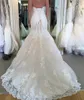 Lindamente embelezado renda adorna este vestido de casamento com ajuste dramático e flare, decote em coração, espartilho, fechamento traseiro, vestido de noiva sereia