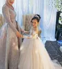 Ny Tulle Little Flower Girls Dresses For Weddings Lång Illusion Sleeves First Communion Dress Girl Pagant Klänning Anpassad