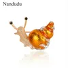 Nandudu Snail Style Broches para niña Mujeres Lady Navidad Año Nuevo Regalo de joyería Pin Bufanda Sombrero Casquillo Accesorios X286