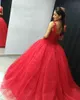 Röd Tulle Lace Quinceanera Klänningar Spaghetti Straps Beaded Appliques Backless Sweet 16 Dresses Ball Gown Prom Klänningar Sweep Train