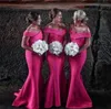 Elegante dunkelrote Meerjungfrau-Brautjungfernkleider aus schulterfreiem Satin, maßgeschneiderte Hochzeitsgastkleider, lange Brautjungfernkleider in Übergröße, Sweep-Zug