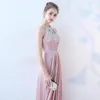 Blush Pink Halter Neck Satin Druhna Dress 2018 Długie suknie wieczorowe Zroszony Formalne sukienki Długość