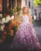 ゴージャスなふわふわの花の女の子ドレス3 dの花のアップリケのVネックレースアップバックレス女の子の誕生日のドレス素敵な女の子のページェントのドレス