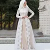Robes de soirée musulmanes 2018 Appliques de dentelle à manches longues une ligne élégante train de balayage arabe robes de bal 9611822
