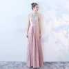 Errötendes rosa Neckholder-Satin-Brautjungfernkleid 2018, lange Abendkleider, perlenbesetzte formelle Kleider, bodenlang