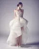 Krikor Jabotian High Low Beach Holiday Wedding Vestres de casamento personalizado Faça de renda sem alça Floral Ruffles Salia Vestido de noiva de recepção de noiva