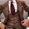 Сшитое Groomsmen Brown Groom Tuxedos Нотч Мужские костюмы Свадебные Шафер (куртка Жених + брюки + жилет + галстук) L76