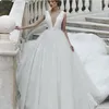Sexig djup v-nacke weddding klänning 2018 snygga ärmlös spetsbollklänning bröllopsklänningar skräddarsydda soptåg vestido de novia bröllopsklänning