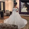 Encantadores vestidos de novia de encaje con hombros descubiertos Mangas largas Una línea Apliques con cuentas Vestidos de novia con tren de corte escalonado Vestido de novia personalizado