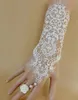 La robe de mariée de style tendance est accessoirisée avec un bracelet en dentelle blanche et une chaîne à anneaux, à la mode et élégante.