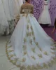 Ny bollklänning arabisk spets Långärmade bröllopsklänningar Dubai Scoop Neck Guld Applique Beaded Plus Storlek Button Back Bridal Gowns Court Train