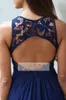 2020 Empire Country Marineblau Brautjungfernkleider Jewel Neck Lace Top Chiffon Illusion rückenfrei bodenlang lange Hochzeitsgästekleider Custom