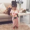 かわいい2018の赤面のピンクの冷たい肩の幼児の花の女の子の服 - ボホビーチの結婚式の服のドレス