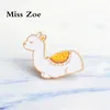 Miss Zoe Baby Lama emaille pins Leuke dier badge broches Gift Cartoon pictogrammen jasje dress Knop Pin Gift voor meisje kinderen dochter