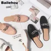 Bianehou Женские плоские тапочки скользят на мулах женщин повседневные мокасины бренда цепочки британской обуви сандалии платформы Chaussure большой размер 41