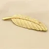 Brooches entières Men Gold Feather Suit Femmes Broaches Version Feuilles Hijab Pins Brooch Mens Brooches Brooches Flower Lapon8137053