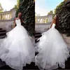 белое без бретелек кружевное свадебное платье