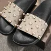 Sommar tofflor designer diabilder kvinnor sandaler sandaler platt tofflor mode pärlor skor utanför designer flip flops med högsta kvalitet