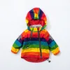 Baby meisje jasje jongen hooded jas zonnebrandcrème kleding regenboog streep jas baby jongen lange mouwen lente en herfst kinderkleding 2Y