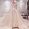 2018 Mode Saudiarabien Brudklänningar av axelpärlor Lace Applique Ball Gown Bröllopsklänningar Charmig Dubai Princess Bröllopsklänning