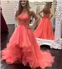 2018 Nya Coral Prom Klänningar Elegant Halter Ärmlös Aftonklänningar Tillbaka Zipper Hi-Lo Tiered Custom Made Party Dress With Lace Applique