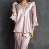 Ensemble de pyjama en satin de soie sexy pour femme Ensemble de pyjama en dentelle Ensemble de pyjama long Ensemble de vêtements de nuit à col en V Automne Vêtements de maison Vêtements de nuit pour femmes H657 Y18102205