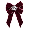 Nieuwe vrouw broches pin lint kleine strik schild steentjes shirts corsage kraag strikje kristal mode-sieraden geschenken