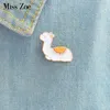 Miss Zoe Baby Lama emaille pins Leuke dier badge broches Gift Cartoon pictogrammen jasje dress Knop Pin Gift voor meisje kinderen dochter