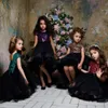 こんにちはLo Flower Girls Dresses 2018 Sequins Bodice Tiered Black Tulleスカート半袖子供の誕生日パーティーガウンを背景