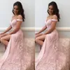 2019 Sexy Off the Ramię Prom Dresses Blush Różowy Sheath Evening Party Suknie z wysokim podziałem Sheer Koronki Appliqued Tulle Train Custom Made Custom