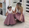 Białe Koronki Perły Kwiat Dziewczyna Suknie Dla Ślubu 2019 Wstążka Bow Cap Sleeve Pageant Dresses Kids Specjalna okazja Sukienka na małe dziewczynki