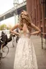 2018 Sommar Berta Bridal Gowns Sexy V Neck Boho Beach Lace Bröllopsklänningar Baklösa En Linje Blommiga Långa Spaghetti Straps