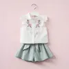 Nya produkter Listade 2018 Girls Summer Wear Short Sleeved Suits Flower broderad blus midjebälte byxor Två bit3497524