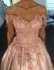 2018 Novo Bebê Rosa Vestidos de Baile Fora Do Ombro Rendas Applique Frisado Flores 3D Costas Abertas Tribunal Trem de Cetim Vestido Formal Vestidos de Noite