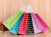 Wholesale 21 * 15 * 8cm Polka Dotクラフトペーパーギフトバッグ祭ペーパーバッグファッショナブルなジュエリーバッグ結婚式の誕生日パーティー