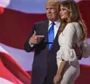 Melania Trump Petite gaine en satin blanc Robes de célébrité Col ras du cou plissé avec manches ballon Dos fendu Longueur au genou Partie formelle3758727