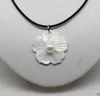 Collier pendentif en forme de fleur de nacre d'eau douce blanche naturelle à la mode