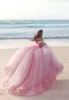 2021 Abiti Quinceanera Abiti da ballo rosa baby Off the Shoulder Corsetto Vendita calda Sweet 16 Abiti da ballo con fiori fatti a mano