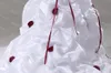 赤い刺繍と赤いバラの花オーガンザドレープアラインブライド039Sウェディングドレス1842003を備えた新しいストラップレスホワイト