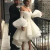 Piccolo abito da sposa bianco alto e basso Sexy con spalle scoperte Tromba maniche lunghe Abiti da sposa Estate Tulle Strati Abito da sposa economico