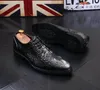 Hochwertige italienische LuxE-Männer heiraten in Party-Business-Kleiderschuhen aus schwarzem Spitzen-Oxford-Leder mit Krokoprägung, Größe 38–43, A32