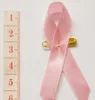 Kostnadseffektiv rosa bröstcancer medvetenhet band båge brosch guld safty pin cancer band charms 500pcs /