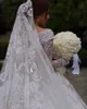 2020 Ball Gown Bröllopsklänningar Dubai Off Axel Lace Tulle Applique Långärmad Bröllopsklänning Sweep Train Sequins Vintage Bridal Dress