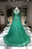 Abiti da sera reali con applicazioni di pizzo a maniche lunghe con scollo a barchetta e cintura di perline Elegante abito da sera in tulle verde