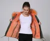 Kort stil Kvinnor Jackor Meifeng Brand Soft Fur Orange Kanin Fur Lined Army Green Canvas Mini Parka med Orange Raccoon Fur Trim Hoody