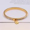 Pulseiras de aço de titânio 316L para mulheres ouro rosa cor prata preto branco superfície carta pulseira moda casal pulseira de casamento b8201469